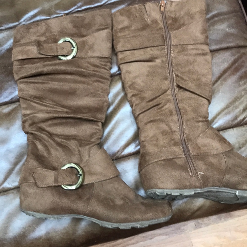 Suede flat boots